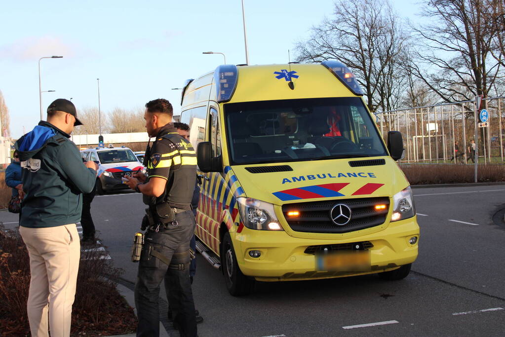 Fietser geschept door personenauto