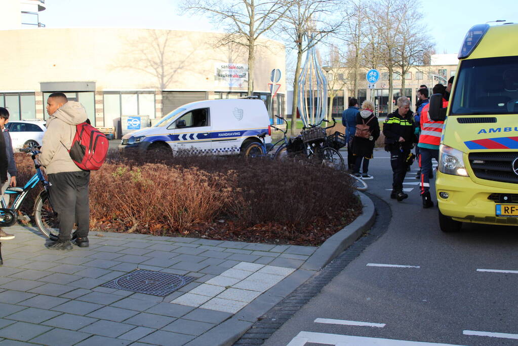 Fietser geschept door personenauto
