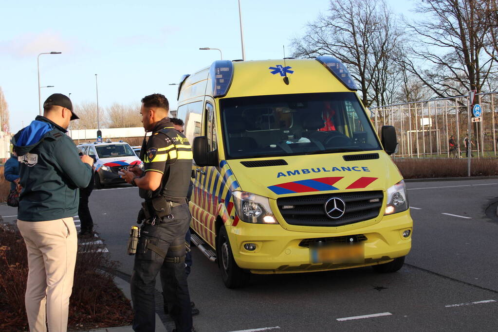 Fietser geschept door personenauto