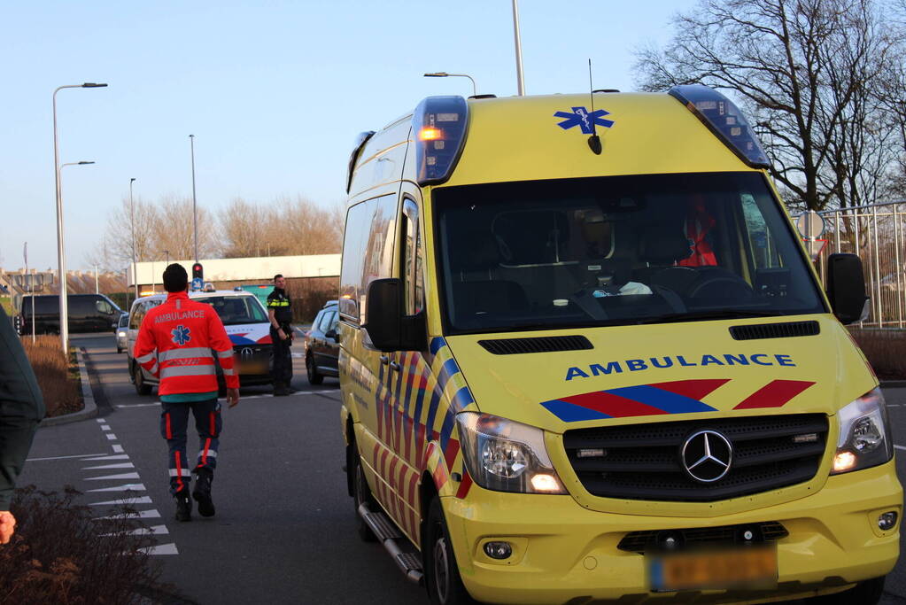 Fietser geschept door personenauto