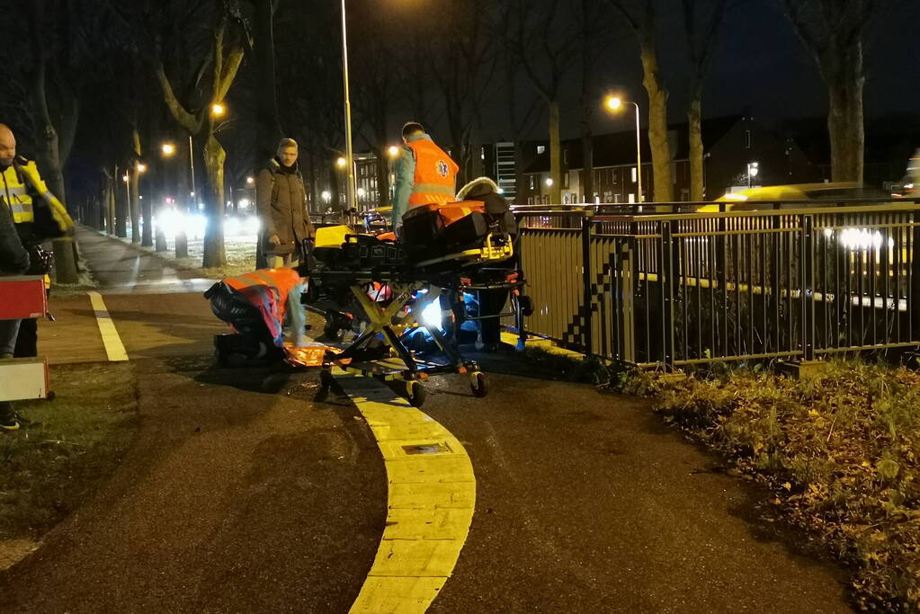 Scooterrijder en fietser frontaal in botsing