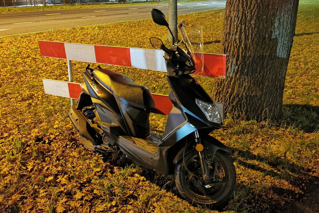 Scooterrijder en fietser frontaal in botsing