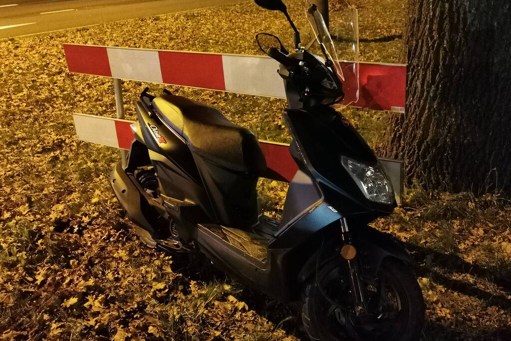 Scooterrijder en fietser frontaal in botsing