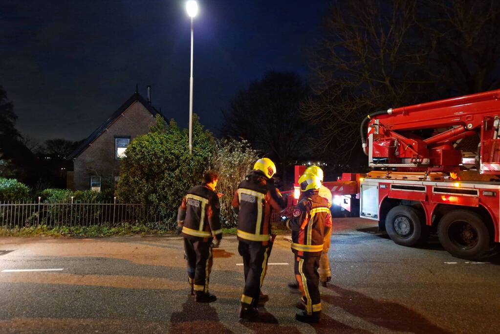 Brandweer blust schoorsteenbrand
