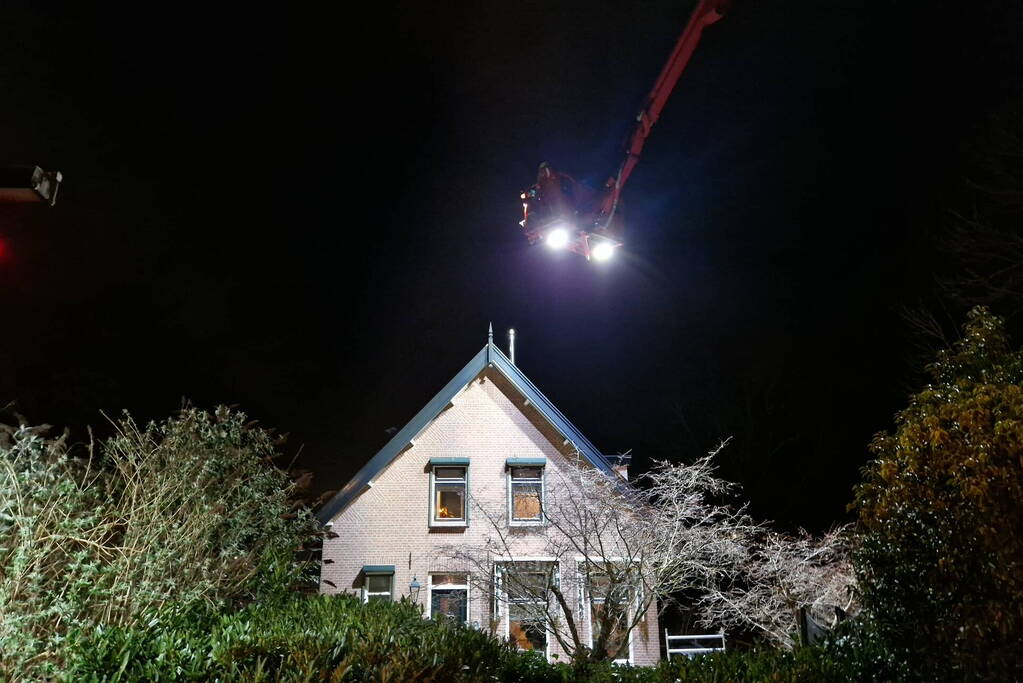 Brandweer blust schoorsteenbrand