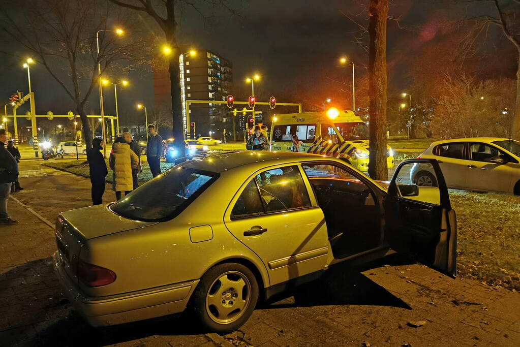 Auto raakt van weg en ramt boom