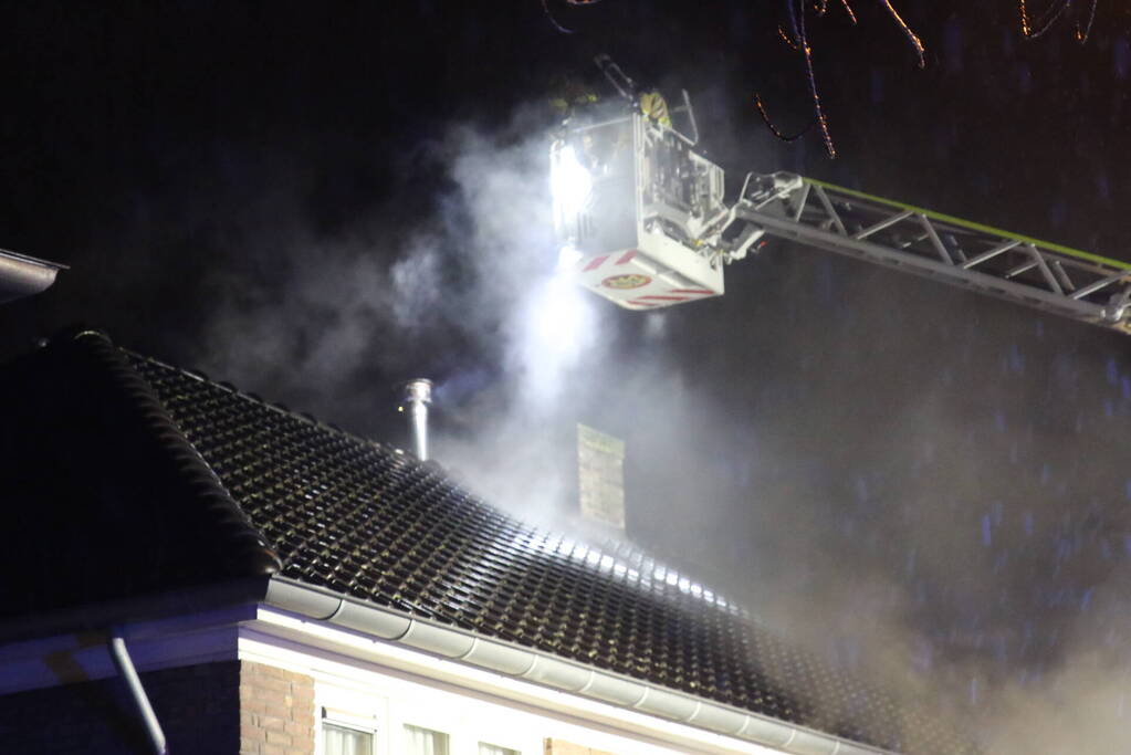 Veel rook bij woningbrand