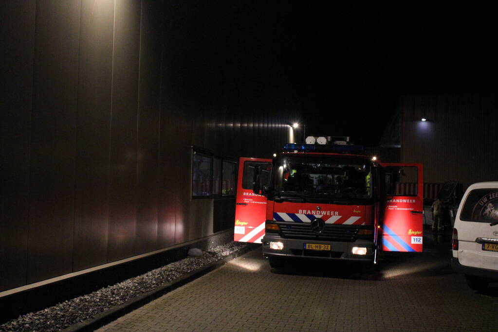 Container en kar vliegen in brand