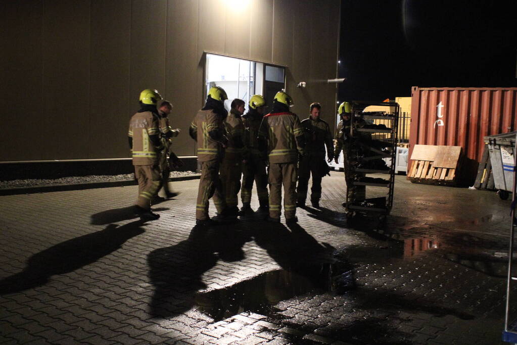 Container en kar vliegen in brand