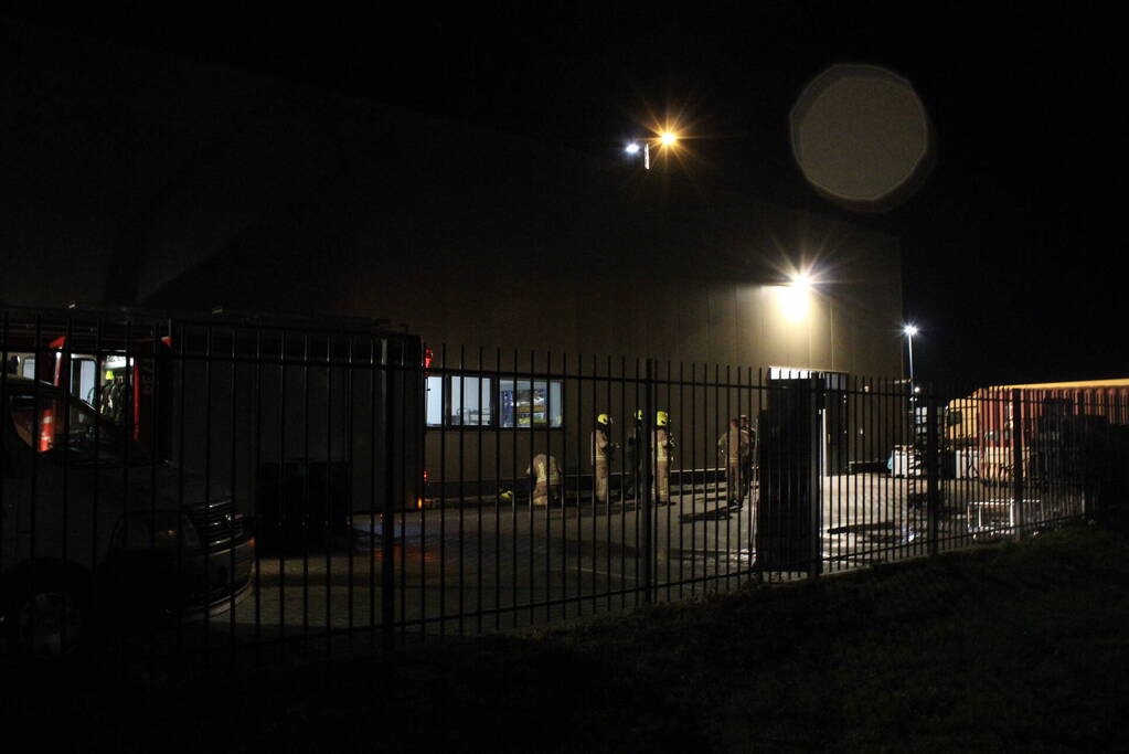 Container en kar vliegen in brand