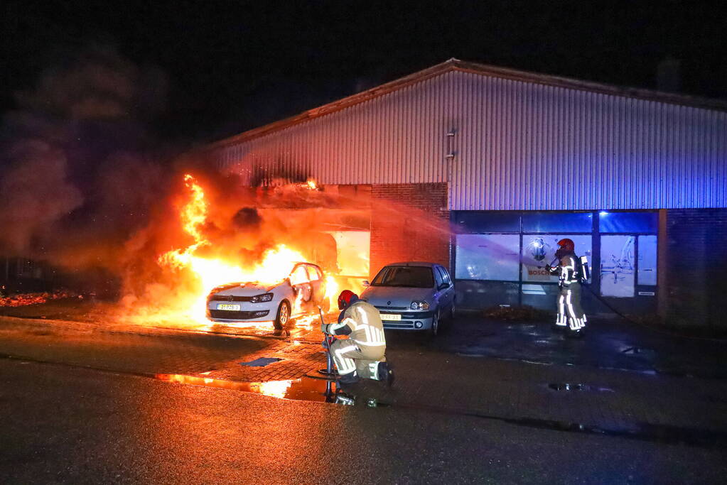 Uitslaande autobrand slaat over