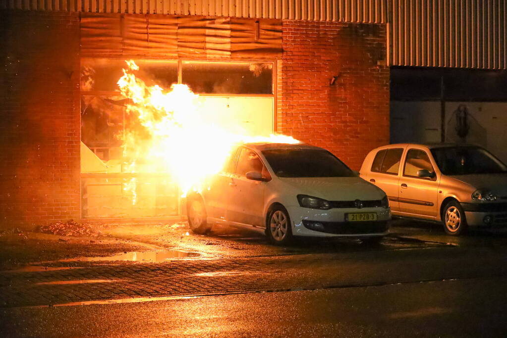 Uitslaande autobrand slaat over