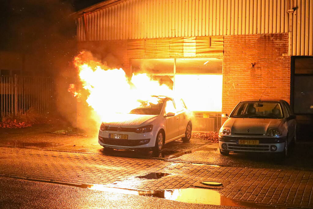 Uitslaande autobrand slaat over