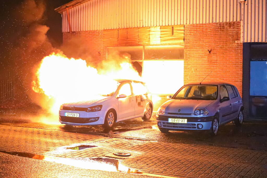 Uitslaande autobrand slaat over