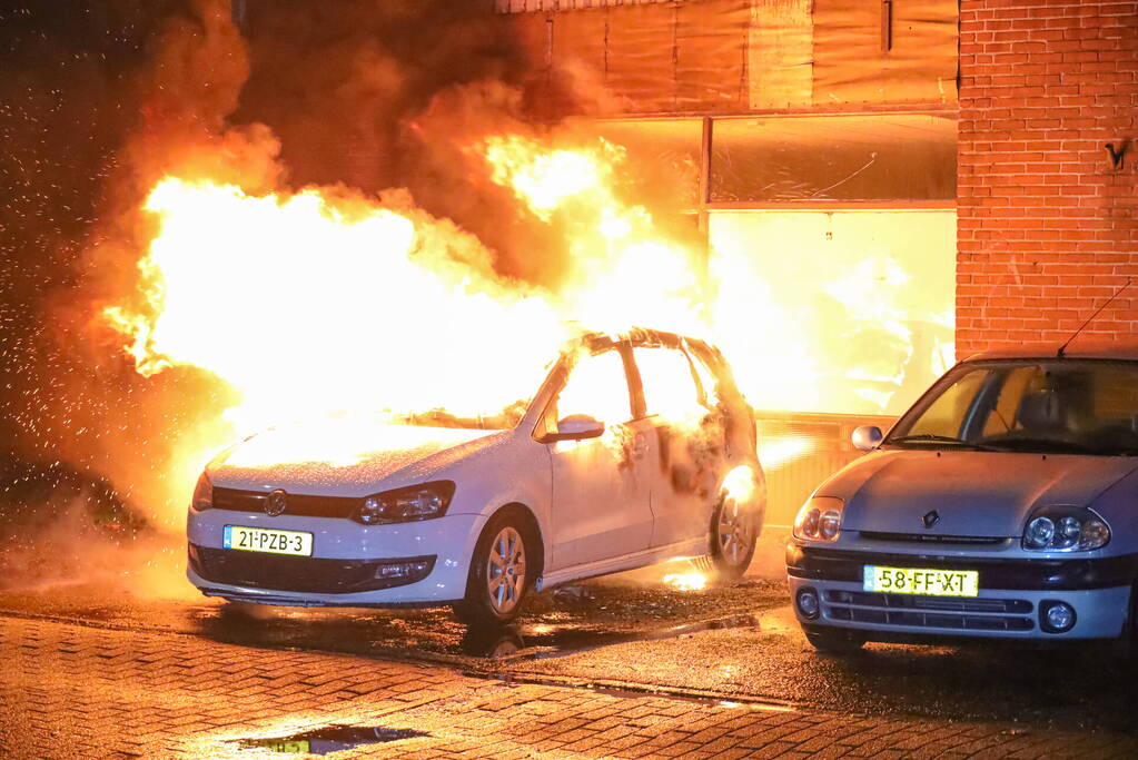 Uitslaande autobrand slaat over