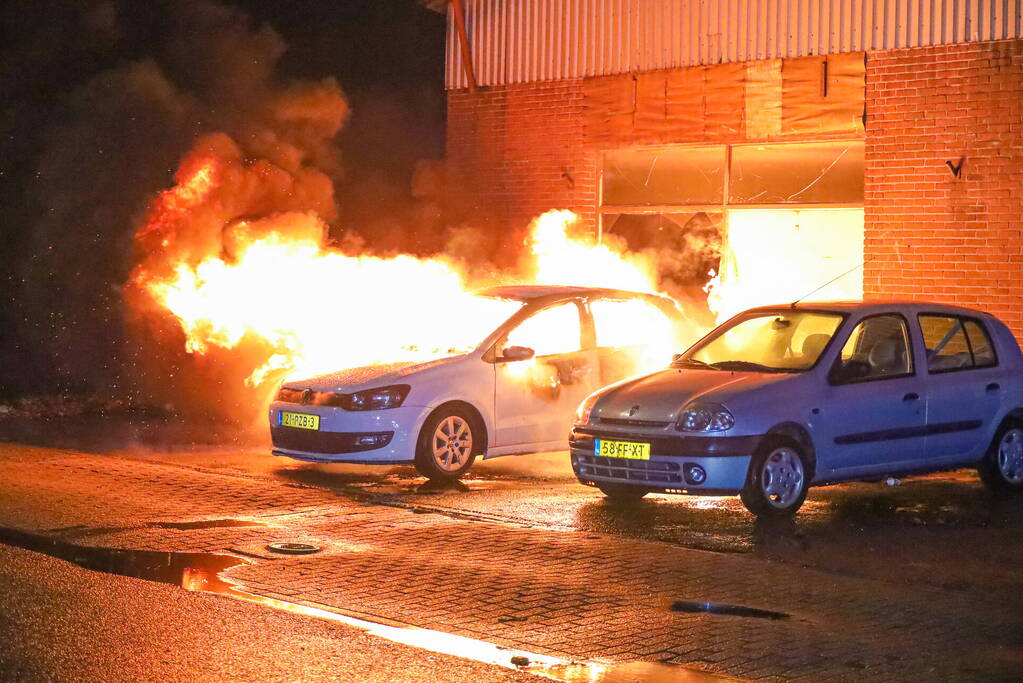 Uitslaande autobrand slaat over