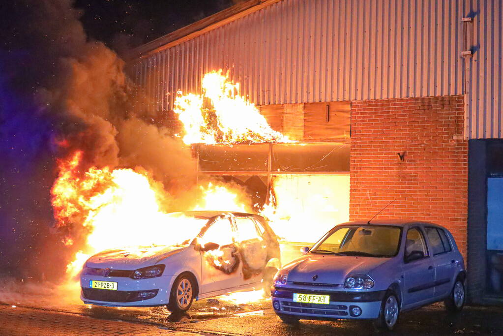 Uitslaande autobrand slaat over