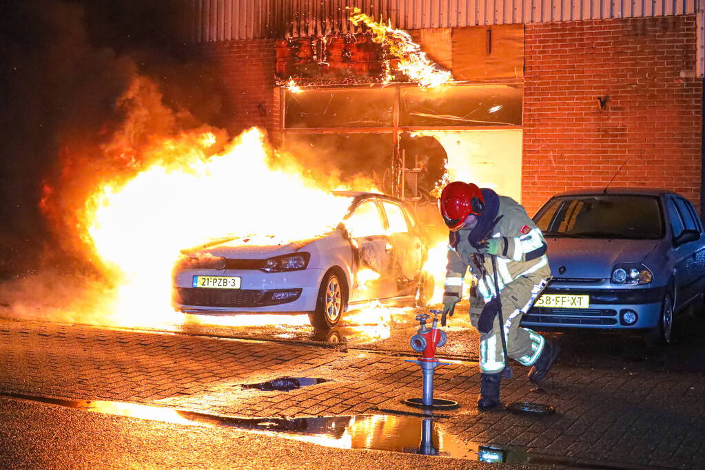 Uitslaande autobrand slaat over