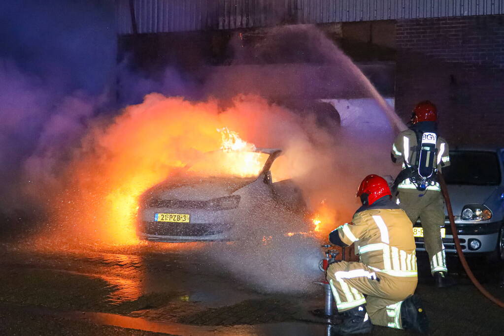 Uitslaande autobrand slaat over