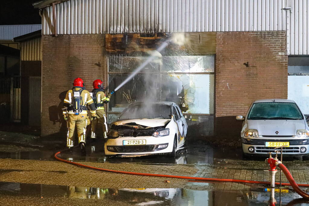 Uitslaande autobrand slaat over