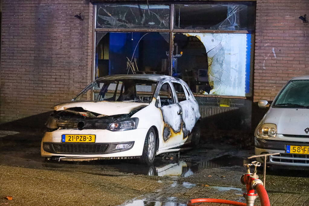 Uitslaande autobrand slaat over