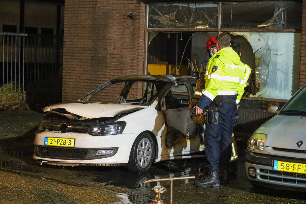 Uitslaande autobrand slaat over