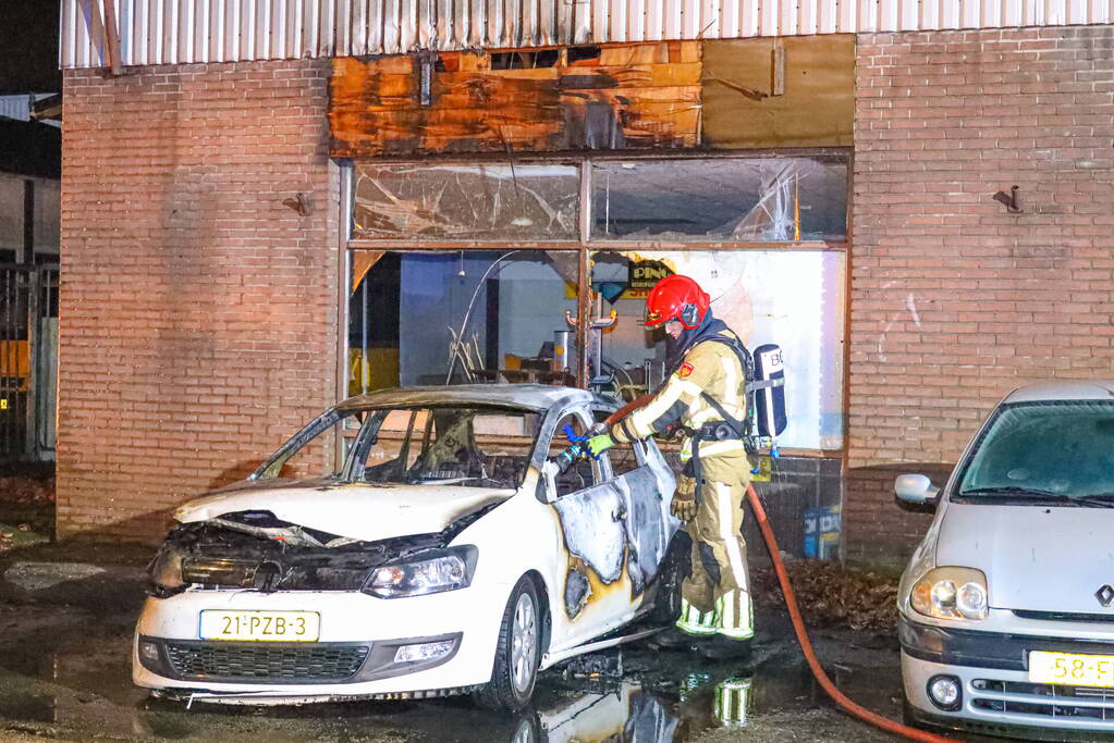 Uitslaande autobrand slaat over