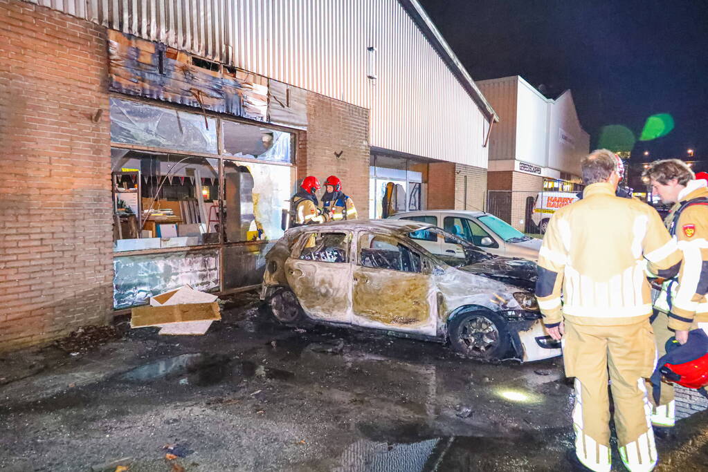 Uitslaande autobrand slaat over