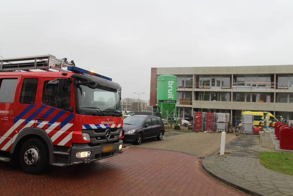 Persoon ernstig gewond na val in bouwcontainer