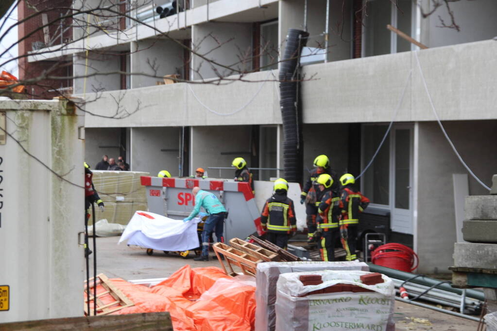 Persoon ernstig gewond na val in bouwcontainer