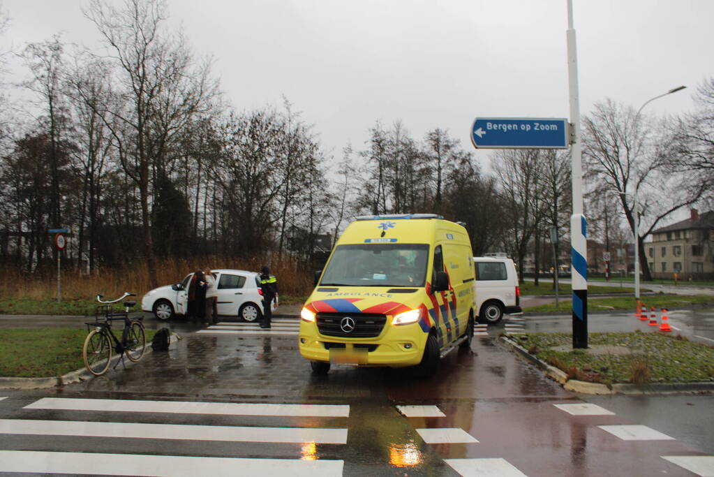 Automobilist ziet overstekende fietsster over het hoofd