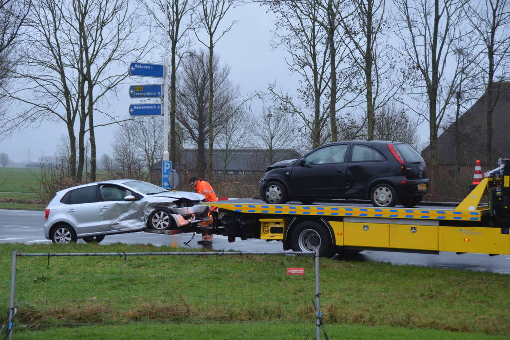 Flinke schade bij botsing tussen drie voertuigen