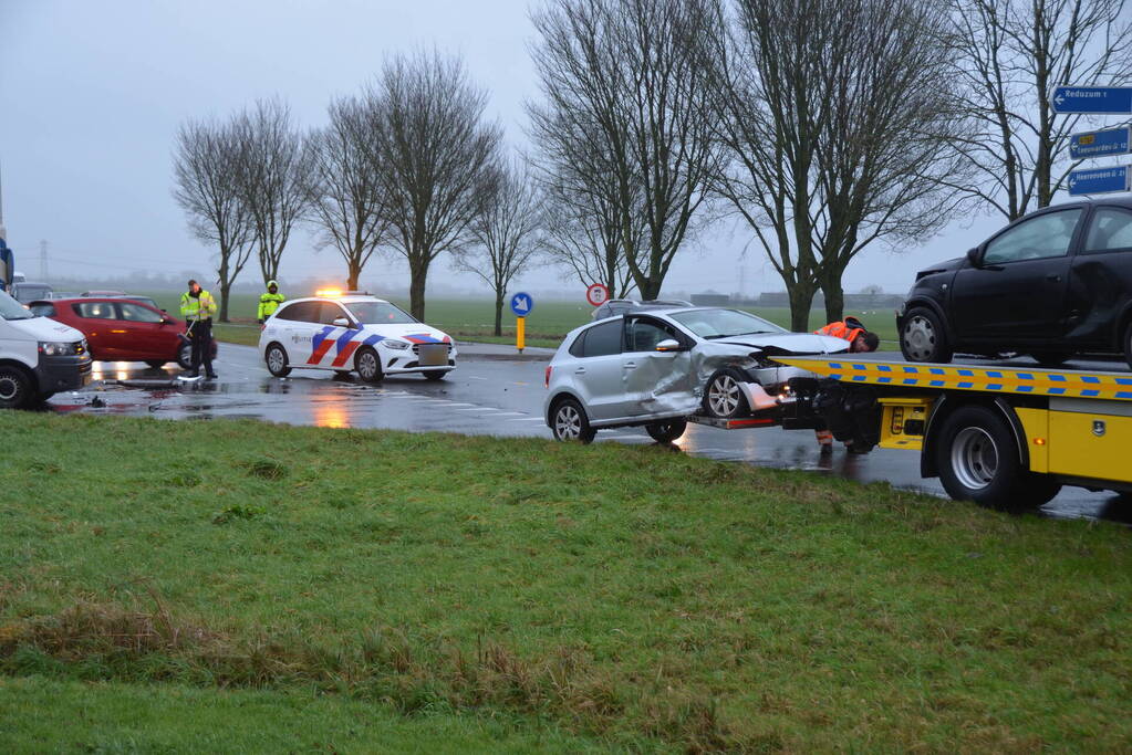 Flinke schade bij botsing tussen drie voertuigen