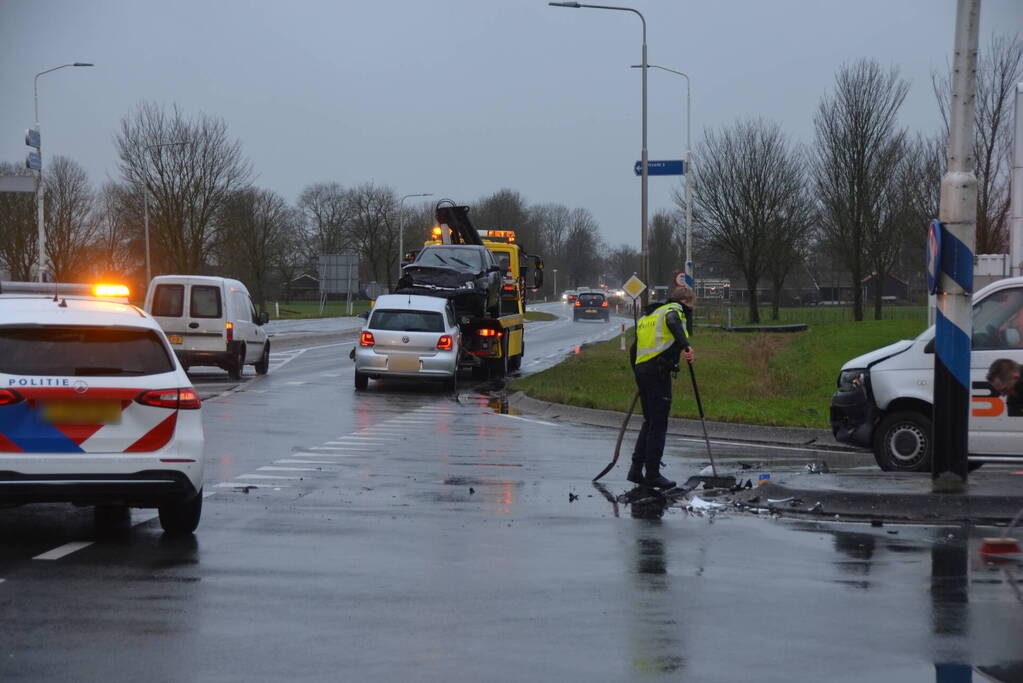 Flinke schade bij botsing tussen drie voertuigen