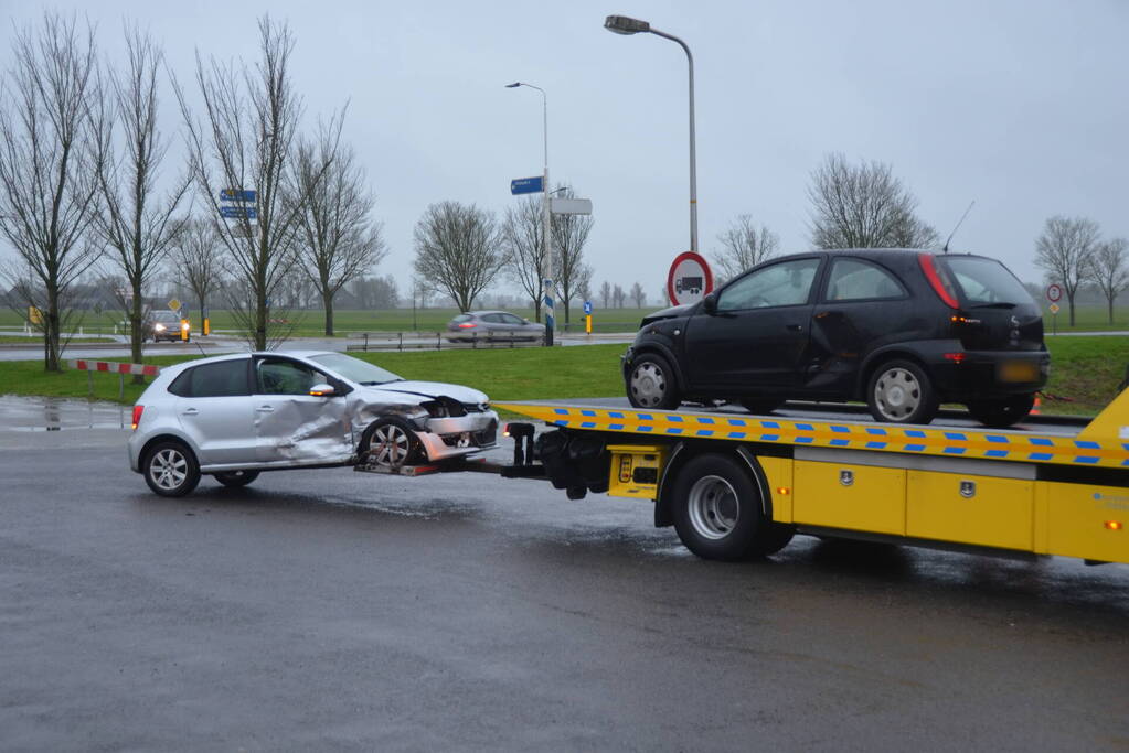Flinke schade bij botsing tussen drie voertuigen