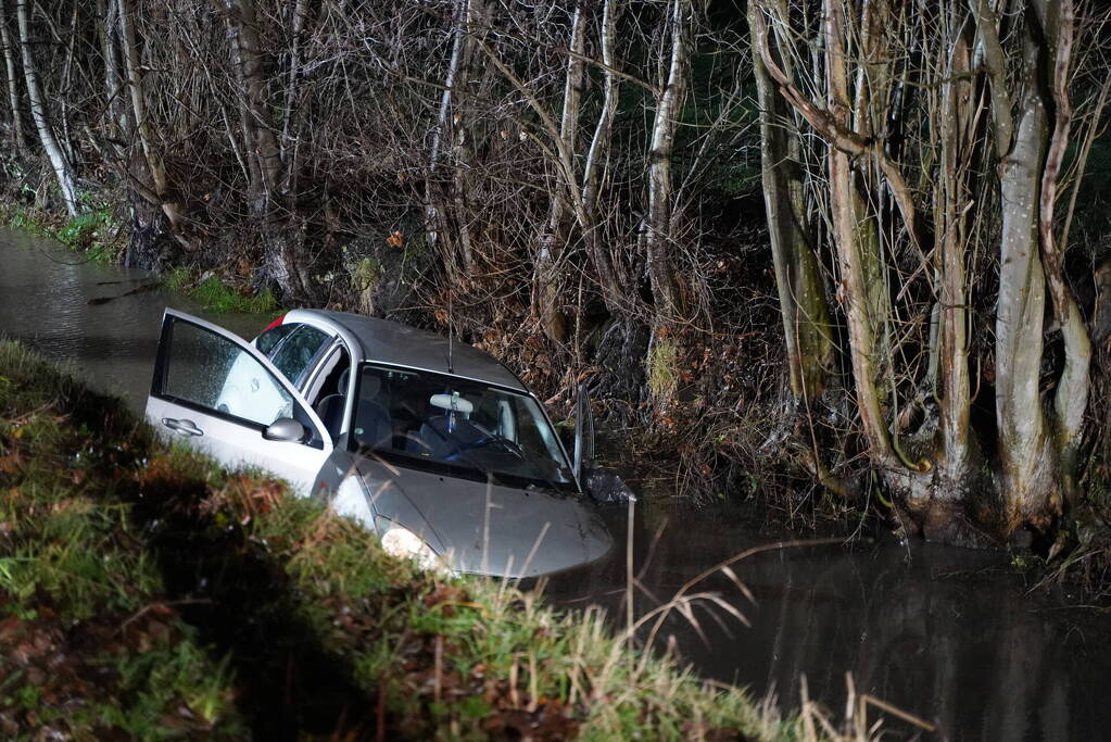 Brandweer doorzoekt sloot na auto te water