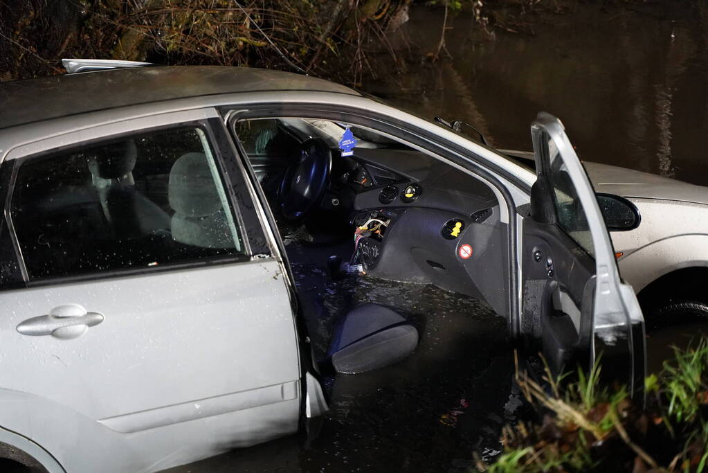 Brandweer doorzoekt sloot na auto te water