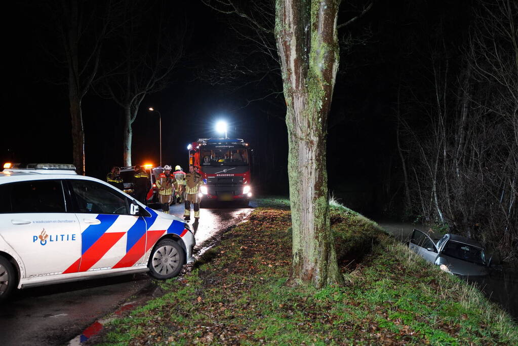Brandweer doorzoekt sloot na auto te water