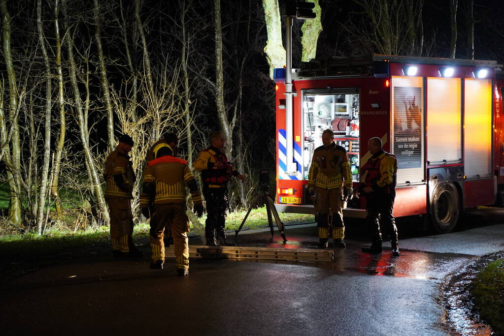 Brandweer doorzoekt sloot na auto te water