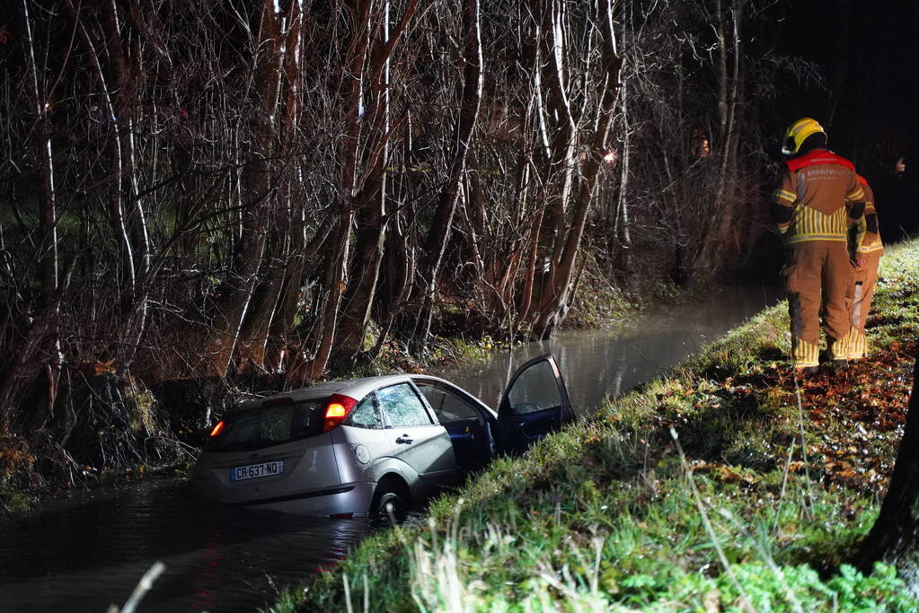 Brandweer doorzoekt sloot na auto te water