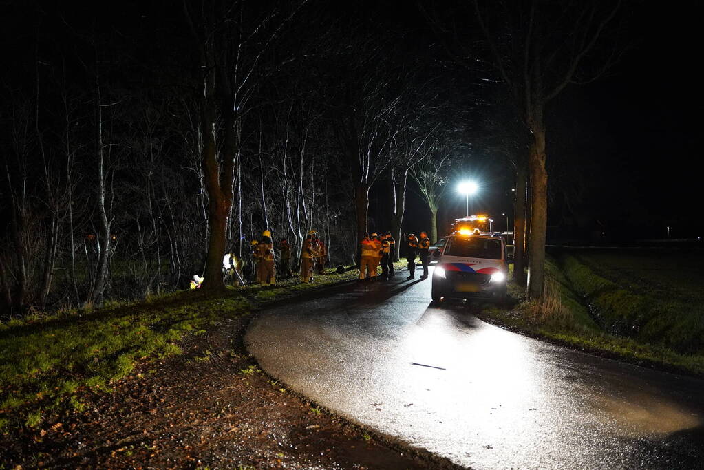 Brandweer doorzoekt sloot na auto te water
