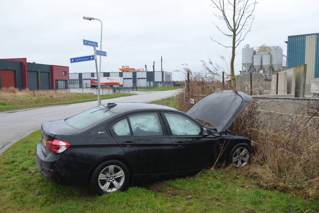 Flinke schade na botsing tussen twee personenwagens op kruising