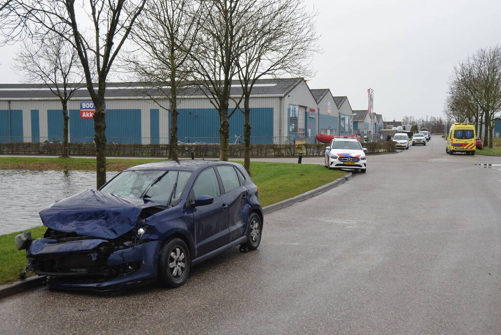 Flinke schade na botsing tussen twee personenwagens op kruising