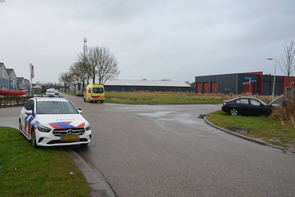 Flinke schade na botsing tussen twee personenwagens op kruising