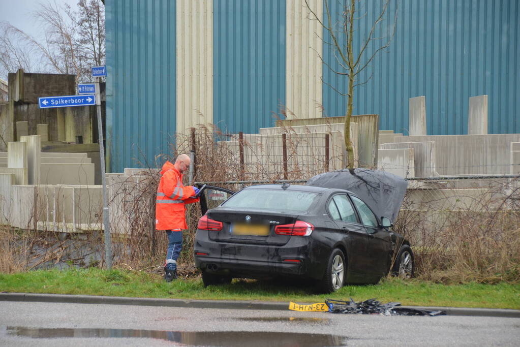 Flinke schade na botsing tussen twee personenwagens op kruising