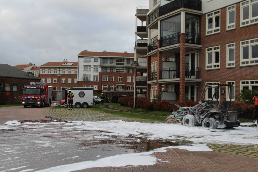 Veegmachine verwoest door uitslaande brand