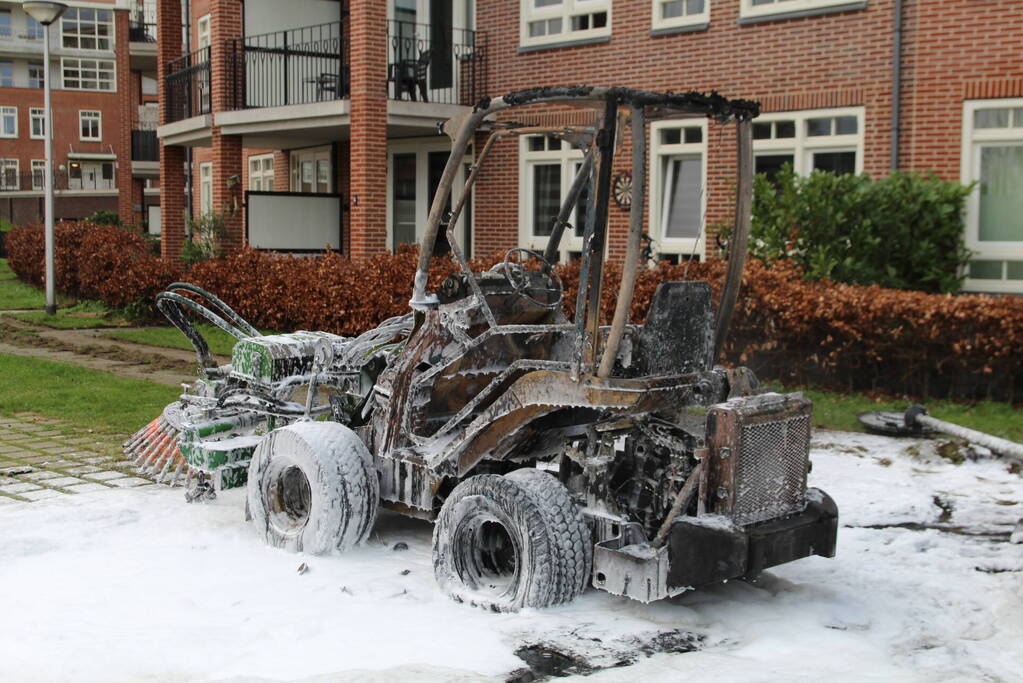 Veegmachine verwoest door uitslaande brand