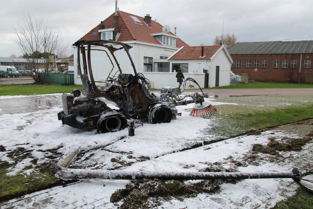 Veegmachine verwoest door uitslaande brand