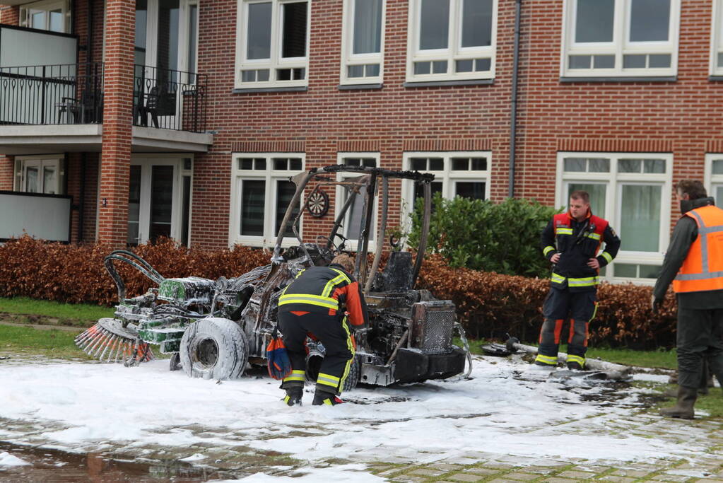 Veegmachine verwoest door uitslaande brand