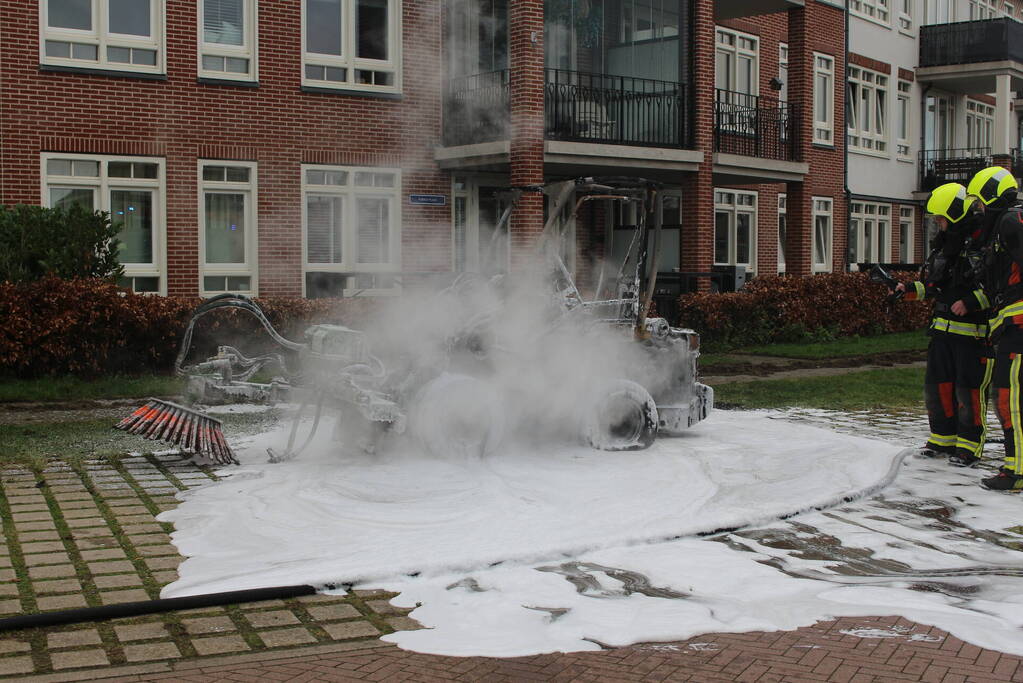Veegmachine verwoest door uitslaande brand